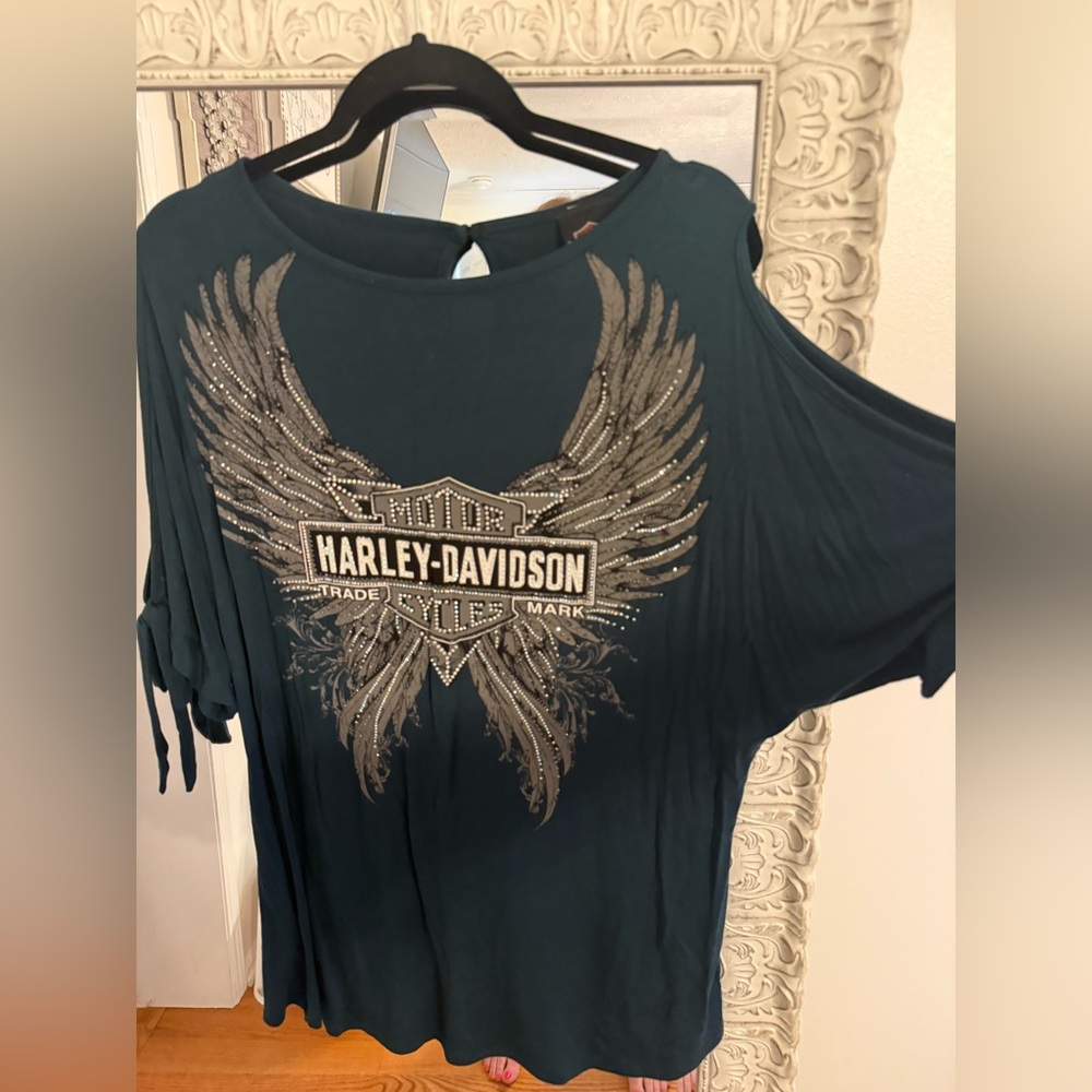 Harley Davidson women’s cold shoulder top.  Size XL